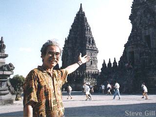 [Picture: Pak Joedarto at Prambanan] 