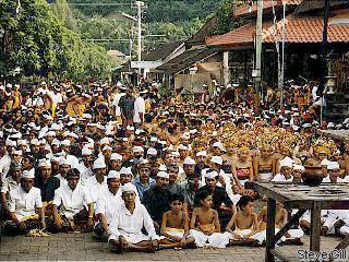 [Pic: thousands at the temple] 