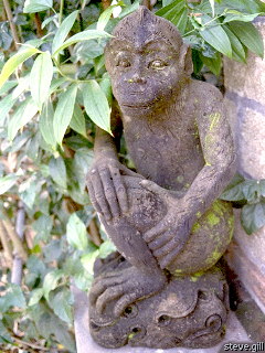  [Pic: Small monkey statue] 