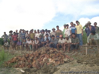 [Pic: Ambuulanu -- building a temple] 