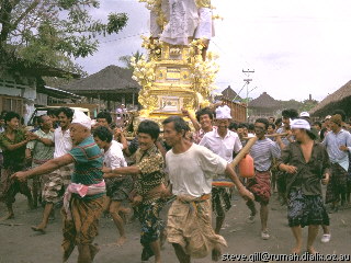  [Pic: crazy running in circles

 with the sarcophagus] 