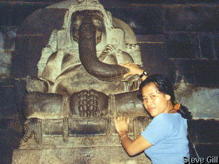 [Picture: Nengah with statue] 